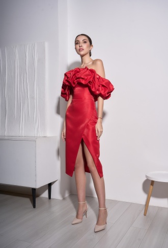 Красное платье миди с разрезом на ноге и оборкой