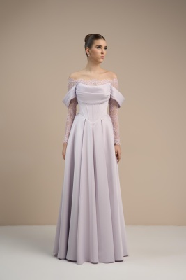 Лавандовое платье макси с открытыми плечами и рукавами