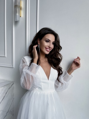 Молочное платье с трикотажный верхом и пышной юбкой