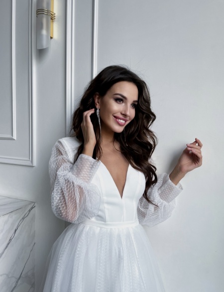 Молочное платье с трикотажный верхом и пышной юбкой