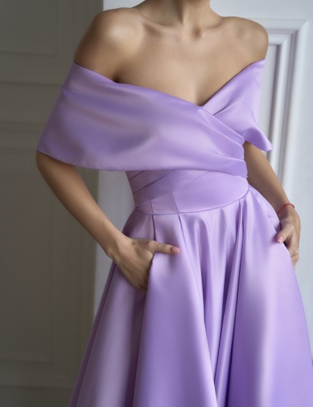 Лавандовое атласное платье миди со спущенными плечами