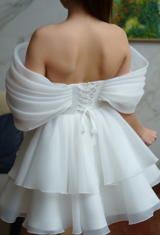 Белое платье мини из органзы с пышной юбкой