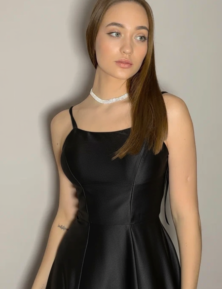 Чёрное атласное платье с закрытым верхом