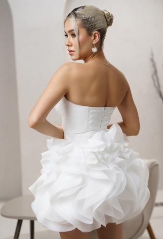 Белое платье мини с воланами