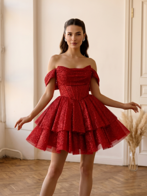 Красное блестящее платье мини с открытыми плечами и многоярусной юбкой