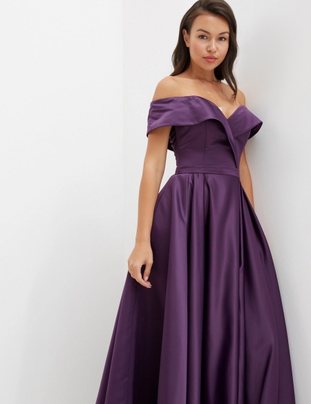 Фиолетовое атласное платье с разрезом
