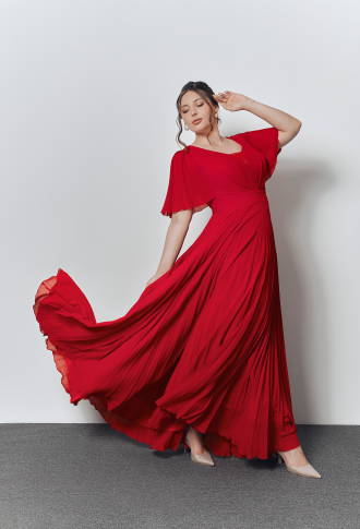 Красное платье с плиссированной юбкой и рукавами-крылышками