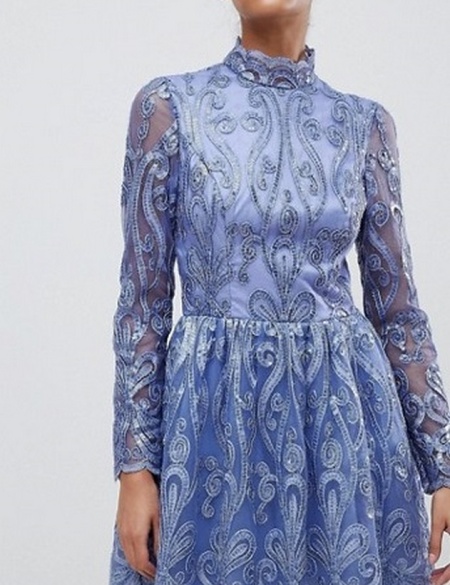 Сиреневое платье с длинными рукавами и горловина стойка