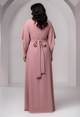 Пудровое платье по фигуре с брошью на талии и рукавами