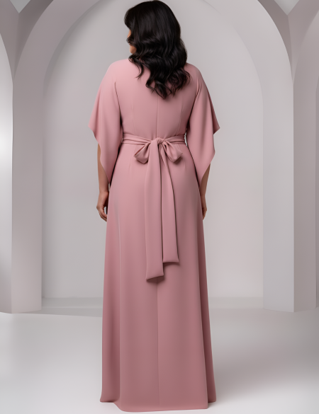 Пудровое платье по фигуре с брошью на талии и рукавами