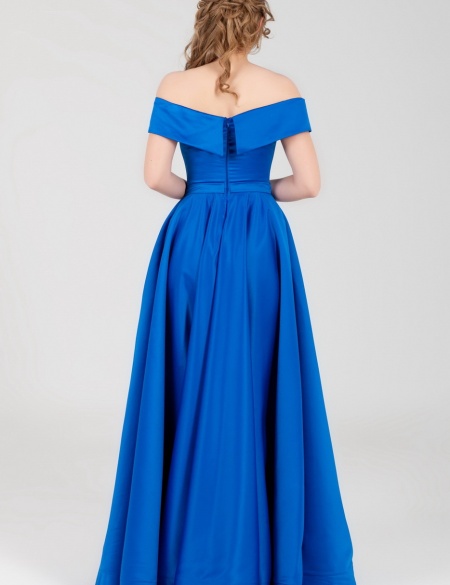 Синее атласное платье с разрезом