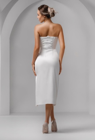 Белое атласное платье миди бандо