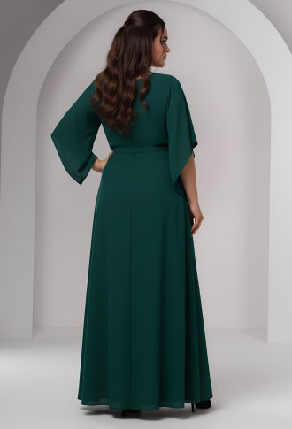 Изумрудное платье по фигуре с брошью на талии и рукавами