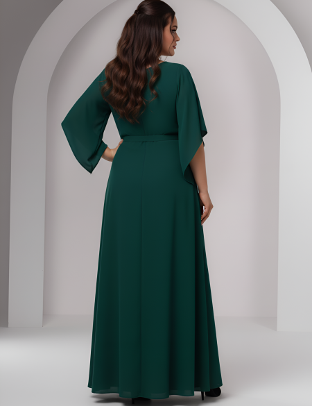 Изумрудное платье по фигуре с брошью на талии и рукавами