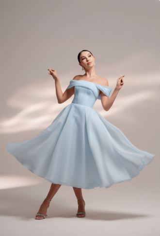 Голубое платье миди из органзы со спущенными плечами