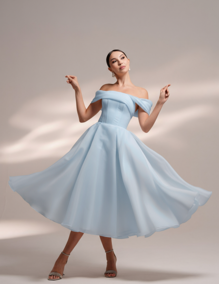 Голубое платье миди из органзы со спущенными плечами