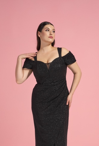 Черное блестящее платье со спущенными плечами и разрезом на ноге