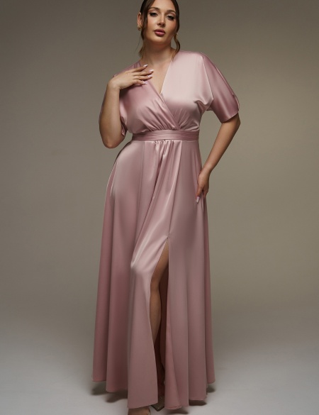 Пудровое атласное платье с карманами