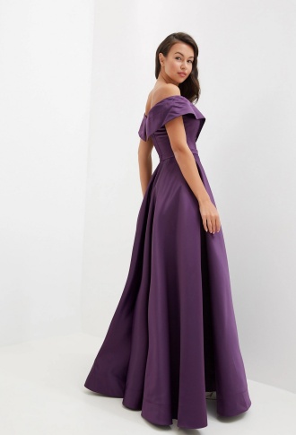 Фиолетовое атласное платье с разрезом