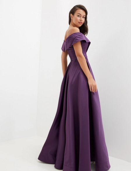 Фиолетовое атласное платье с разрезом