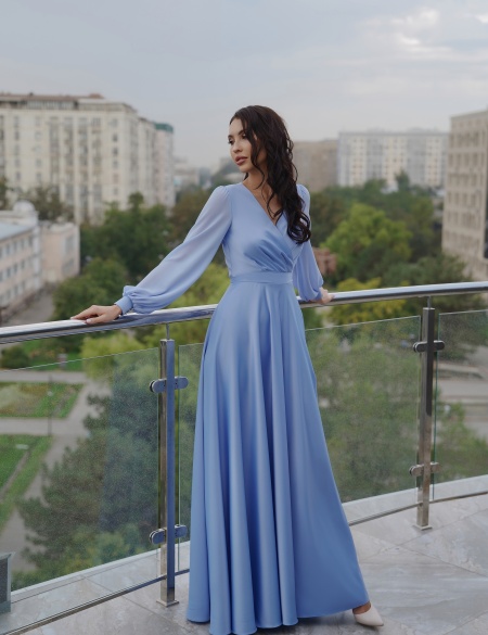 Голубое платье с разрезом на ноге и шифоновыми рукавами