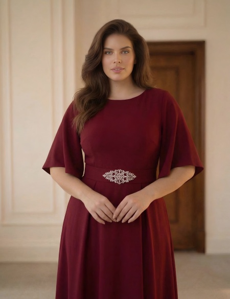 Бордовое платье по фигуре с брошью на талии и рукавами