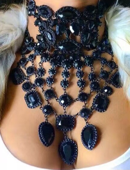 Чёрное большое колье