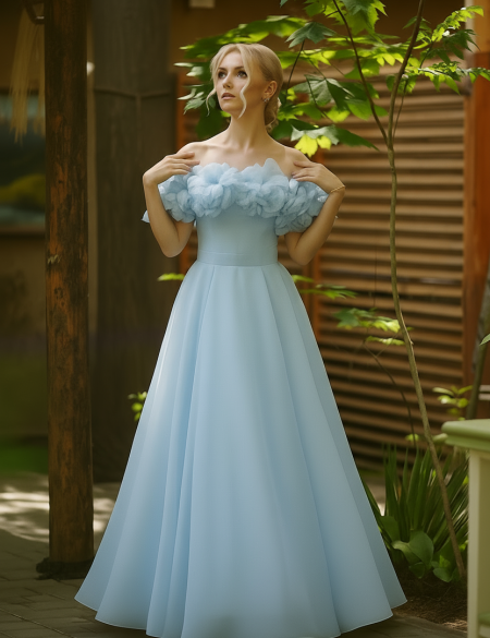 Голубое платье с оборкой из цветов
