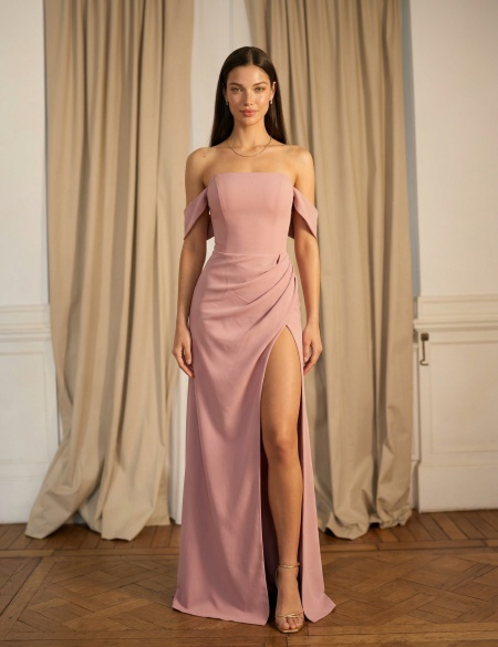 Пудровое платье по фигуре с разрезом  на ноге