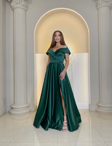 Изумрудное атласное платье с разрезом