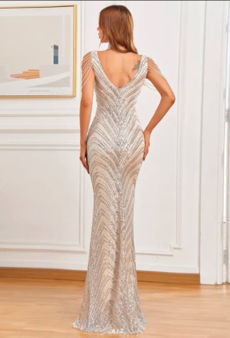 Серебряное платье из пайеток с бусинами