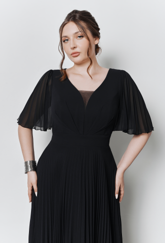Черное платье с плиссированной юбкой и рукавами-крылышками