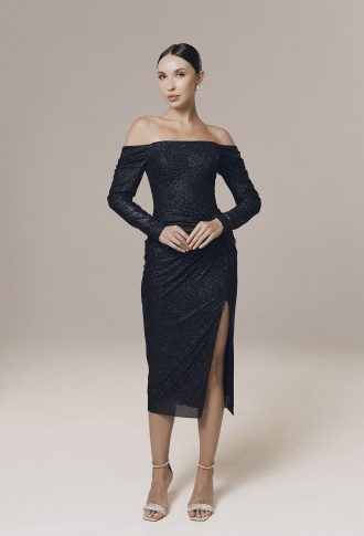 Черное блестящее платье миди с разрезом и рукавами