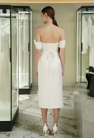 Белое платье миди с разрезом на ноге и спущенными плечами