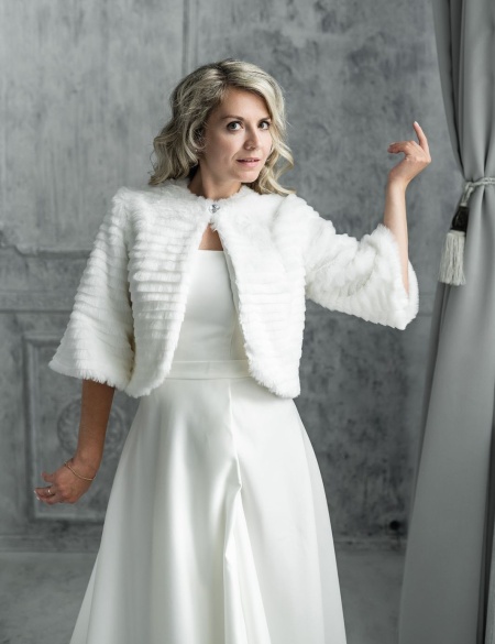 Шубка каскадная с одной пуговицей, рукава 3/4 расклещенные