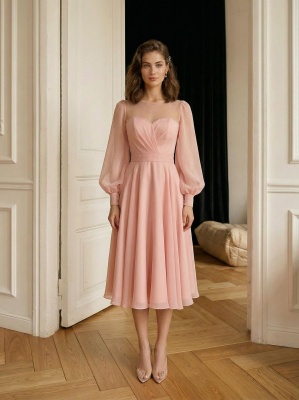 Пудровое платье миди из органзы с разрезом на ноге и длинными рукавами