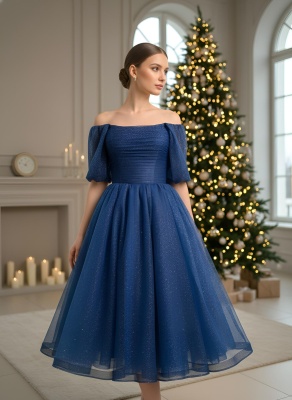 Синее блестящее платье миди со спущенными плечами