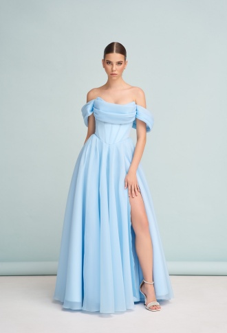 Голубое платье со спущенными плечами и разрезом на ноге а-силуэт