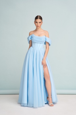 Голубое платье со спущенными плечами и разрезом на ноге а-силуэт