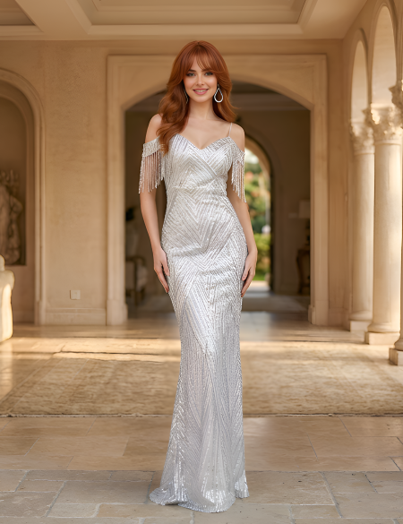 Серебряное платье из пайеток со спущенными плечами и бусинами