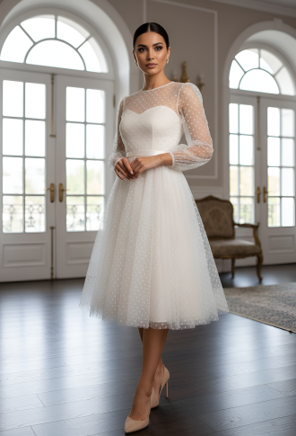 Бежевое платье в горошек с длинными рукавами