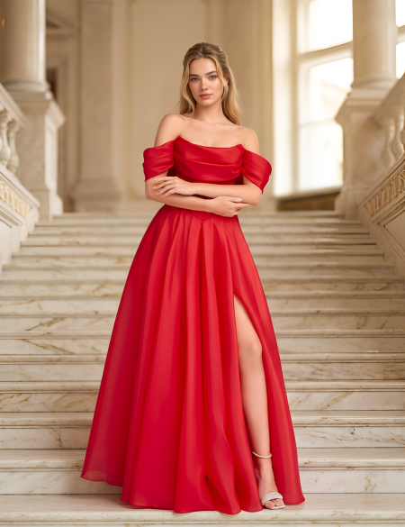 Красное платье со спущенными плечами и разрезом на ноге а-силуэт
