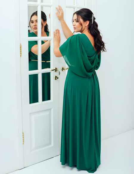 Зеленое платье с шифоновыми рукавами крыло