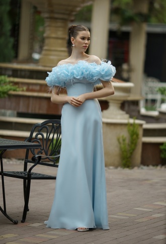 Голубое платье по фигуре с оборкой из цветов Голубое платье по фигуре с оборкой из цветов