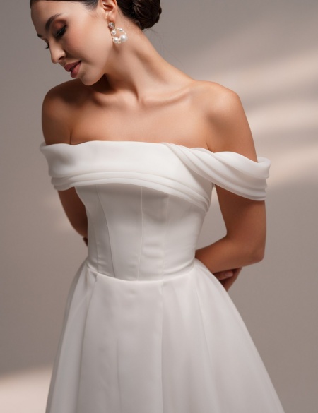 Белое платье миди из органзы со спущенными плечами