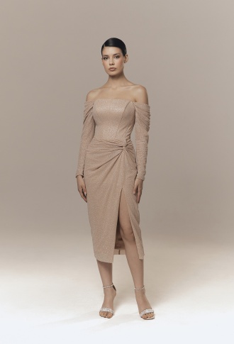 Бежевое блестящее платье миди с разрезом и рукавами