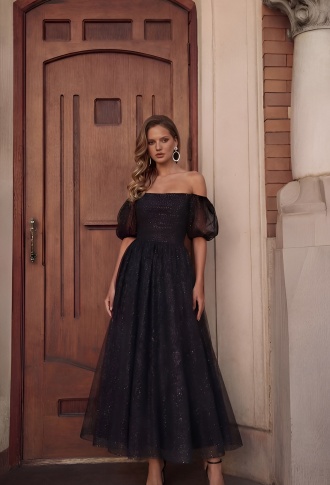 Черное блестящее платье с корсетным верхом и со спущенными плечами