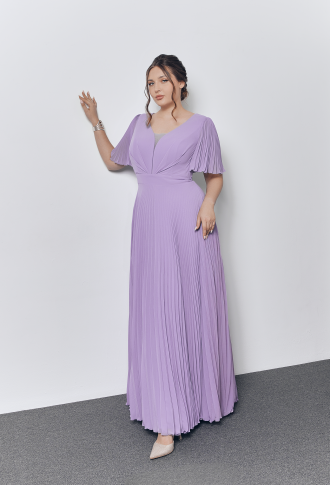 Лиловое платье с плиссированной юбкой и рукавами-крылышками