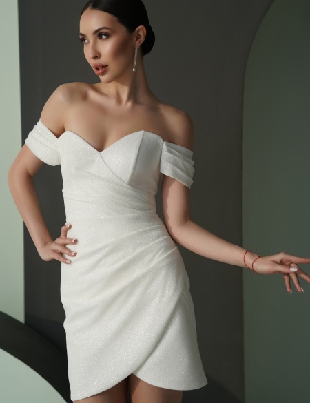 Белое блестящее платье мини