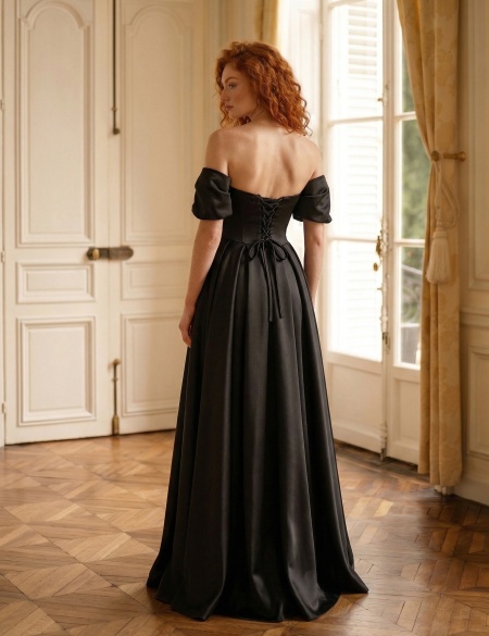 Чёрное атласное платье с разрезом на ноге и корсетным лифом